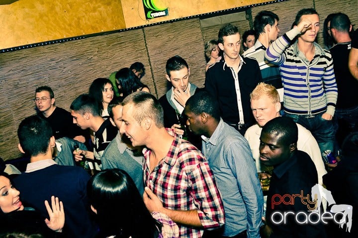 Petrecerea continuă în Downtown şi sâmbătă, 