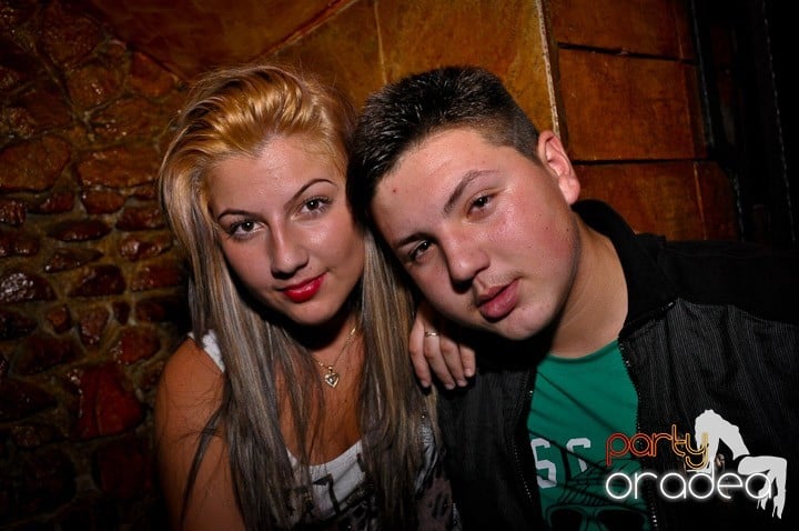 Petrecerea continuă în Downtown şi sâmbătă, 