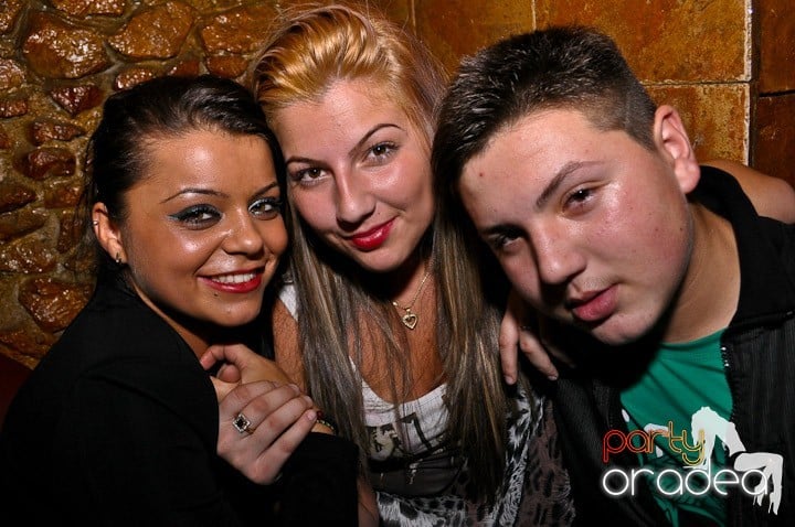 Petrecerea continuă în Downtown şi sâmbătă, 