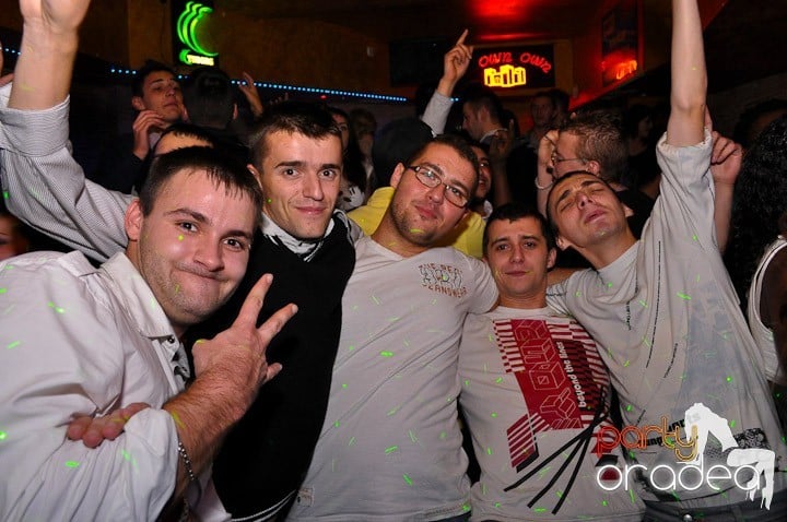 Petrecerea continuă în Downtown şi sâmbătă, 