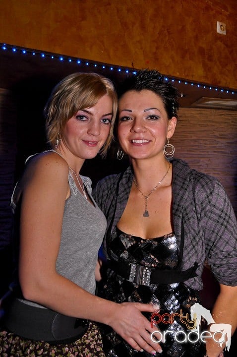 Petrecerea continuă în Downtown şi sâmbătă, 