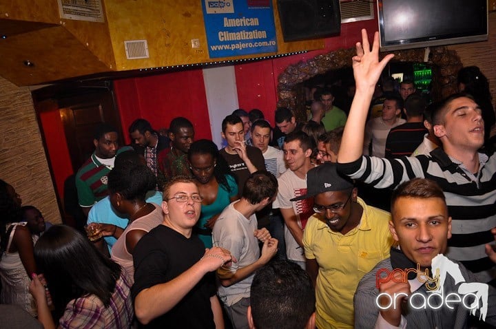 Petrecerea continuă în Downtown şi sâmbătă, 