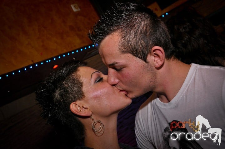 Petrecerea continuă în Downtown şi sâmbătă, 