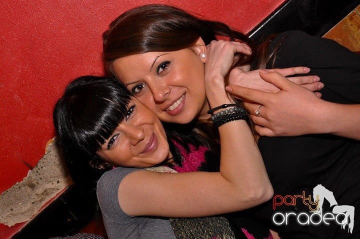 Petrecerea continuă în Downtown şi sâmbătă, 