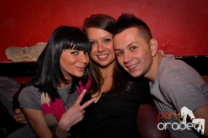 Petrecerea continuă în Downtown şi sâmbătă, 