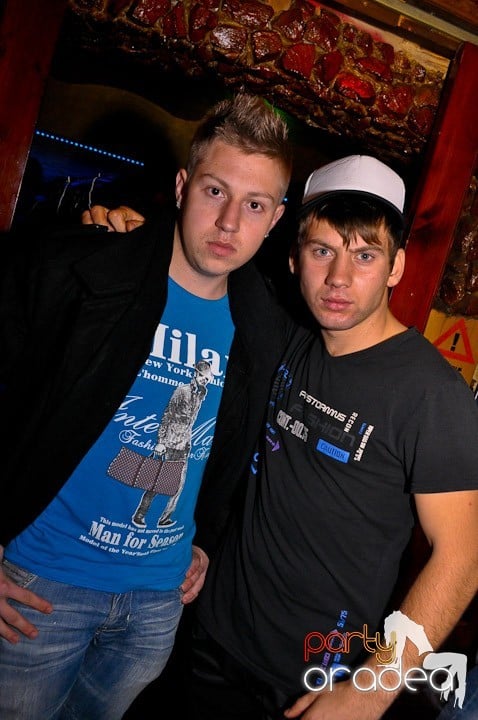 Petrecerea continuă în Downtown şi sâmbătă, 