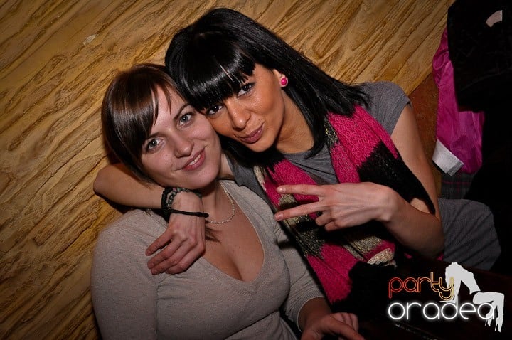 Petrecerea continuă în Downtown şi sâmbătă, 