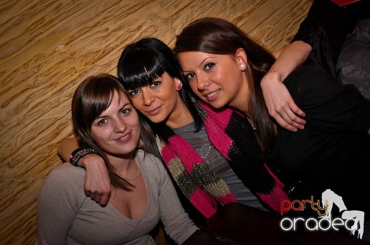 Petrecerea continuă în Downtown şi sâmbătă, 