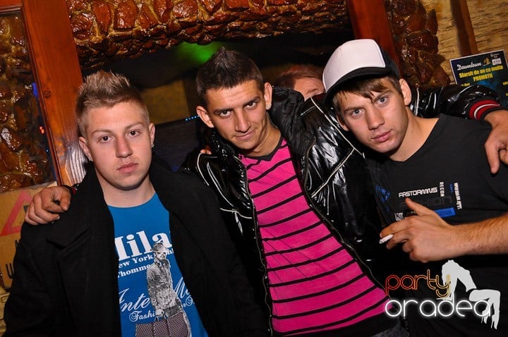 Petrecerea continuă în Downtown şi sâmbătă, 