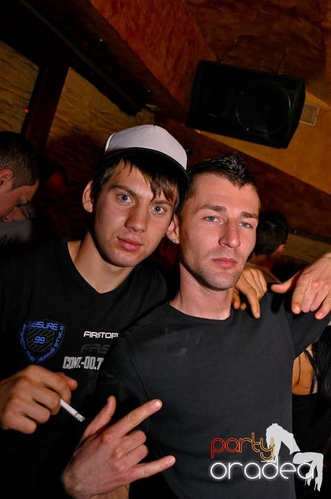 Petrecerea continuă în Downtown şi sâmbătă, 