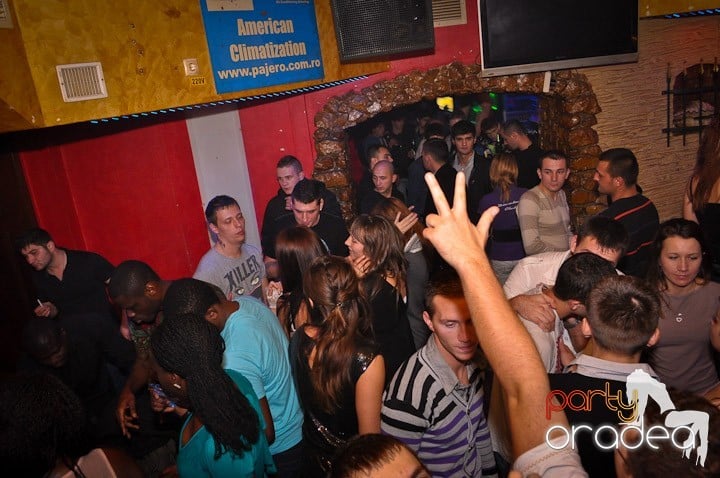 Petrecerea continuă în Downtown şi sâmbătă, 