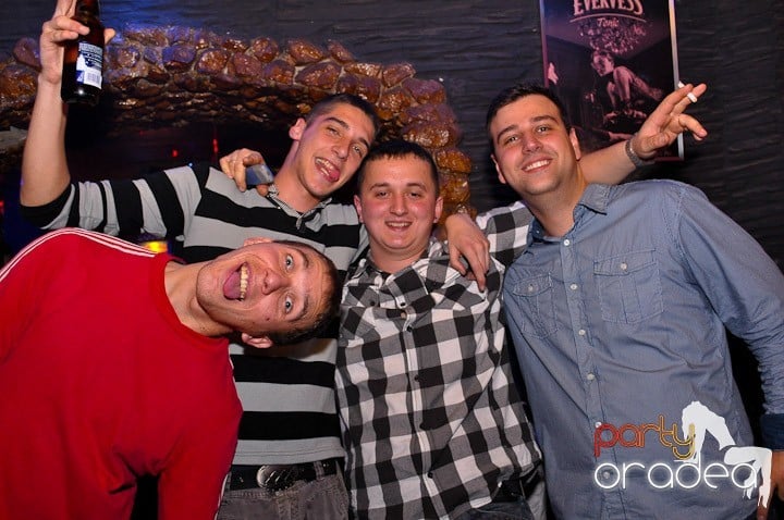 Petrecerea continuă în Downtown şi sâmbătă, 