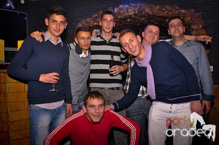 Petrecerea continuă în Downtown şi sâmbătă, 