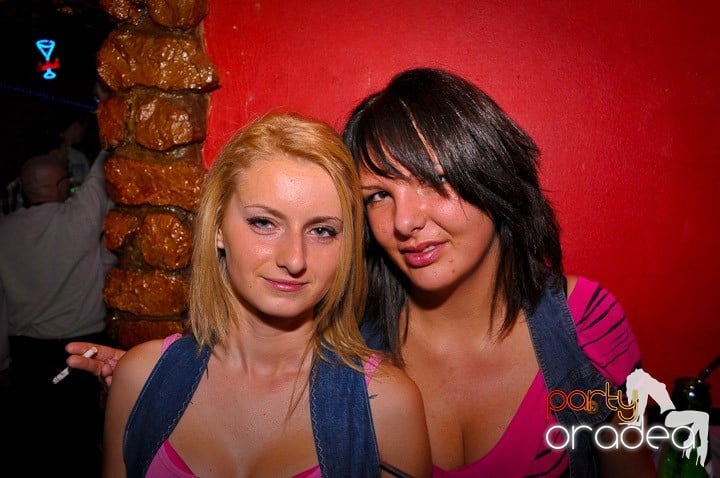 Petrecerea continuă în Downtown, 