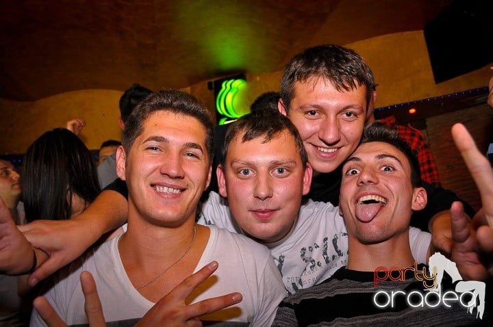 Petrecerea continuă în Downtown, 