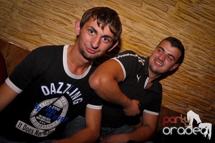 Petrecerea continuă în Downtown, 