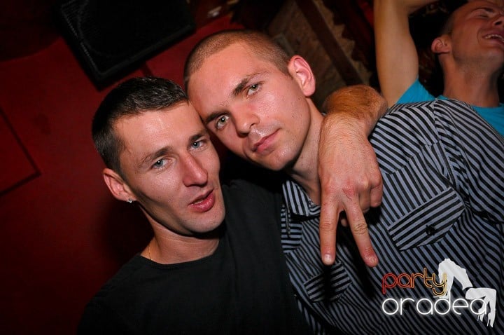 Petrecerea continuă în Downtown, 