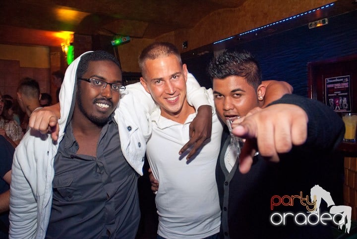 Petrecerea continuă în Downtown, 