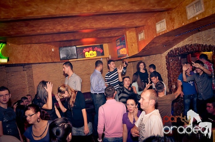 Petrecerea continuă în Downtown, 