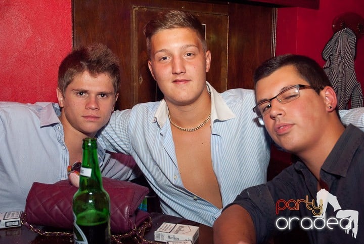 Petrecerea continuă în Downtown, 