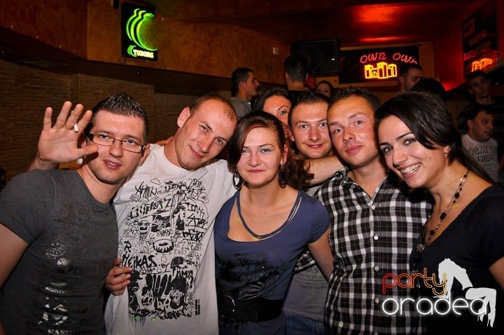 Petrecerea continuă în Downtown, 