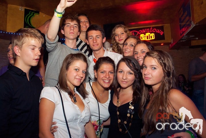 Petrecerea continuă în Downtown, 