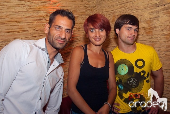 Petrecerea continuă în Downtown, 