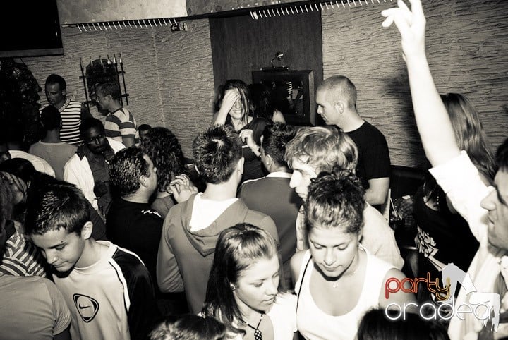 Petrecerea continuă în Downtown, 