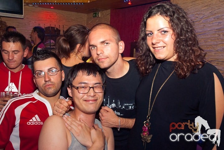 Petrecerea continuă în Downtown, 