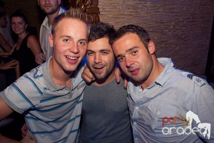 Petrecerea continuă în Downtown, 