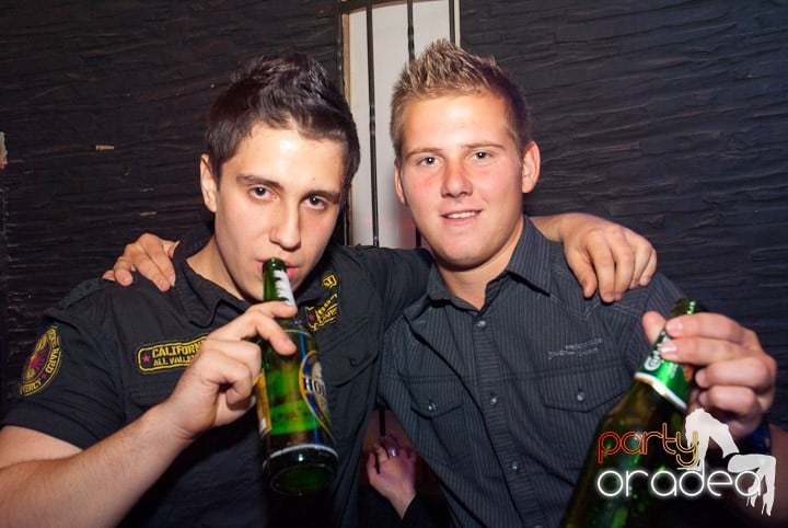 Petrecerea continuă în Downtown, 