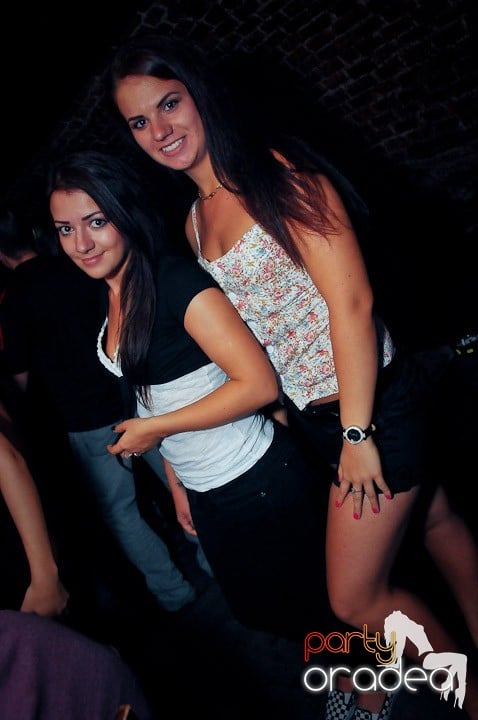 Petrecerea continuă şi în timpul şcolii, 