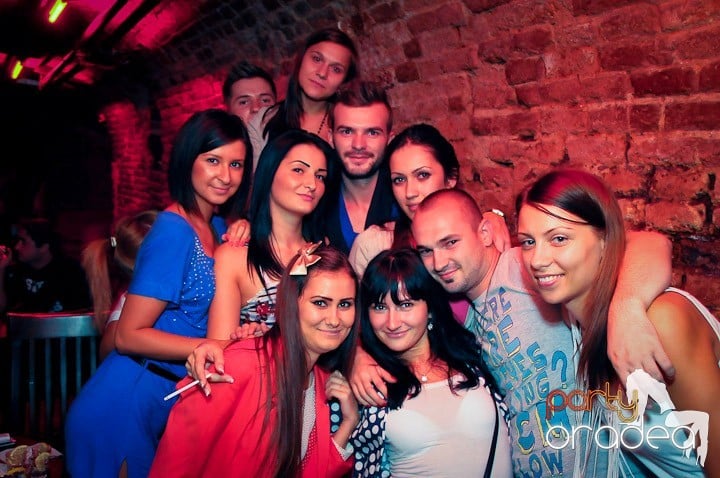 Petrecerea continuă şi în timpul şcolii, 