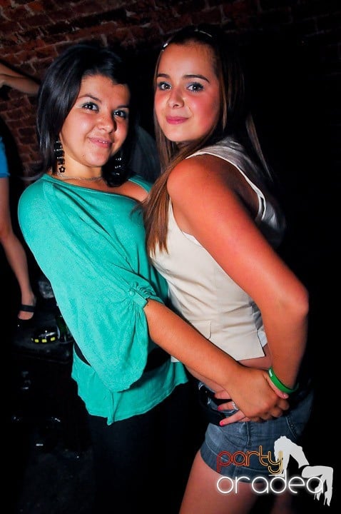 Petrecerea continuă şi în timpul şcolii, 