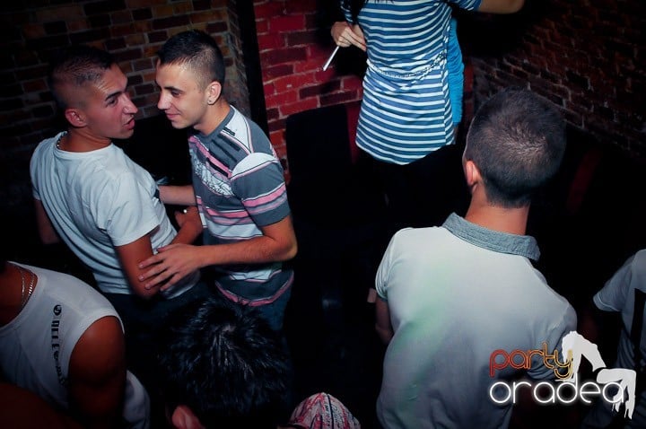 Petrecerea continuă şi în timpul şcolii, 