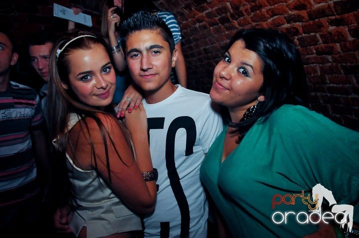 Petrecerea continuă şi în timpul şcolii, 