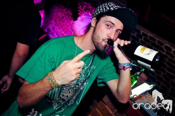 Petrecerea continuă şi în timpul şcolii, 