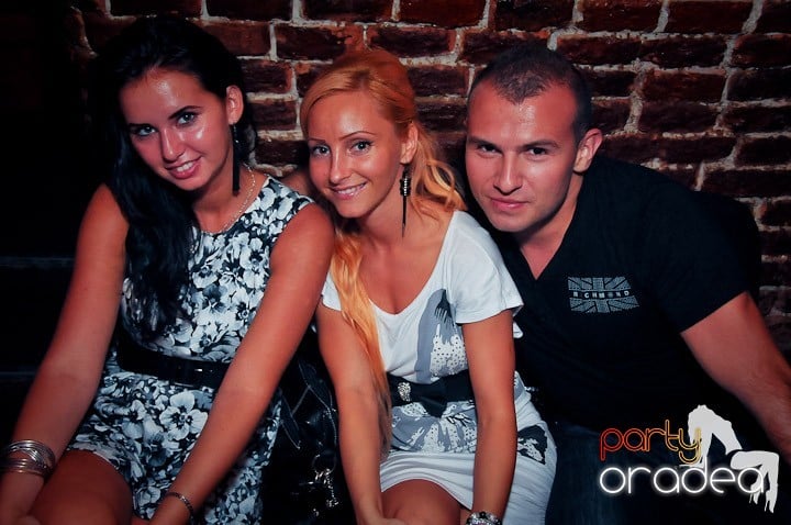 Petrecerea continuă şi în timpul şcolii, 