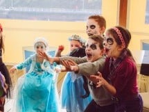 Petrecerea copiilor la Halloween Costume Ball