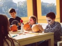 Petrecerea copiilor la Halloween Costume Ball