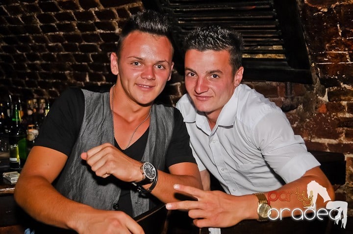 Petrecerea de joi seara din Escape, 