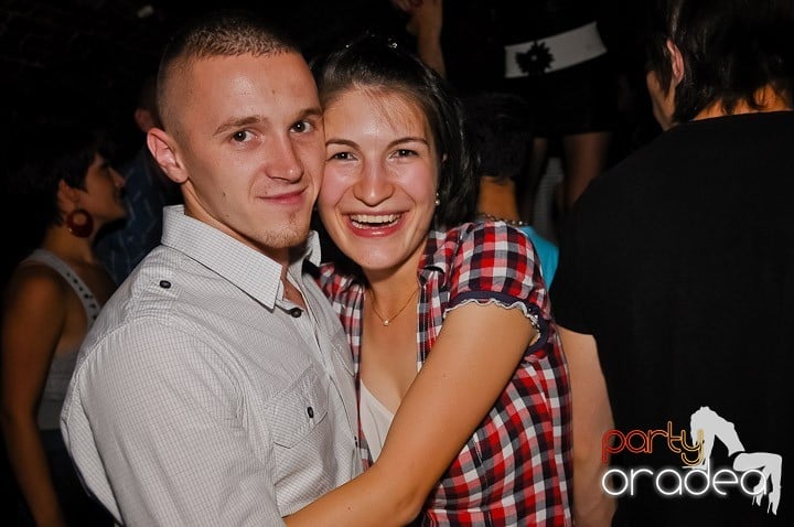 Petrecerea de joi seara din Escape, 