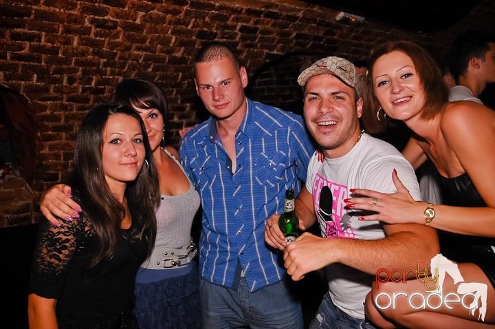 Petrecerea de joi seara din Escape, 