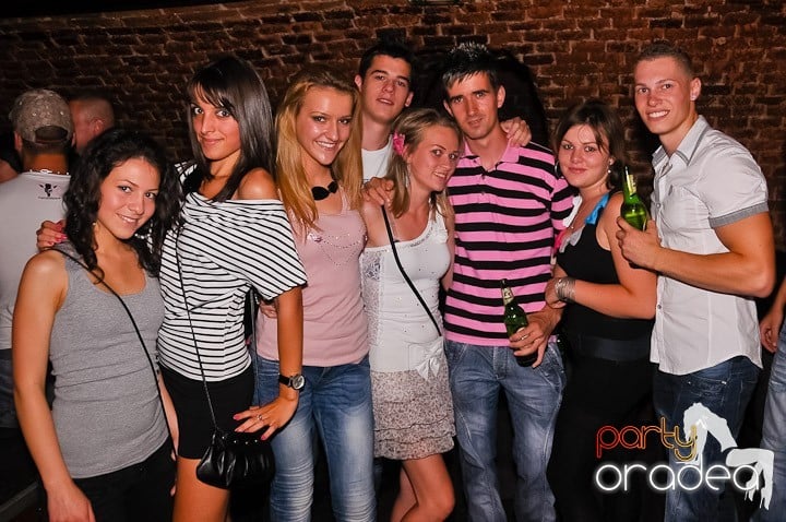 Petrecerea de joi seara din Escape, 