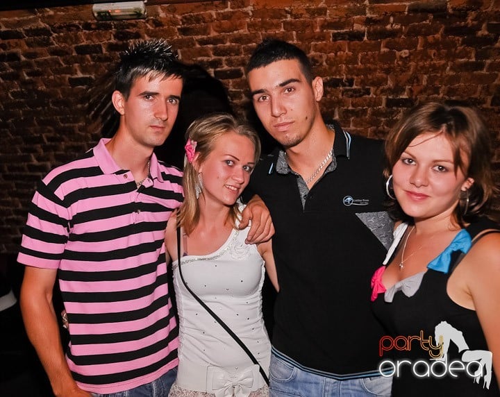 Petrecerea de joi seara din Escape, 