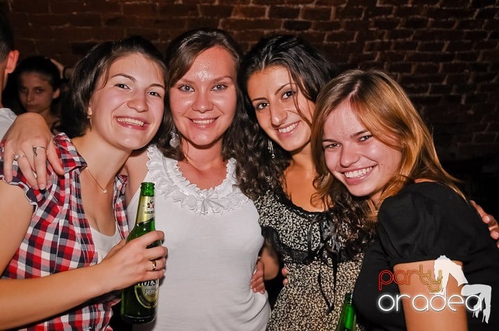 Petrecerea de joi seara din Escape, 