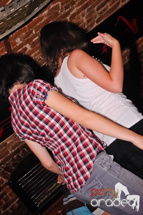 Petrecerea de joi seara din Escape, 