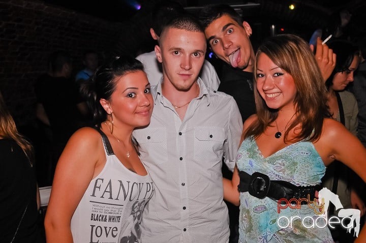 Petrecerea de joi seara din Escape, 