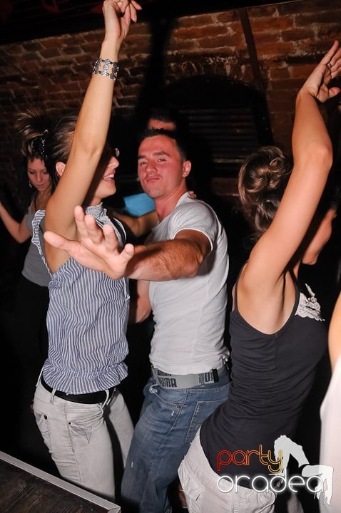 Petrecerea de joi seara din Escape, 