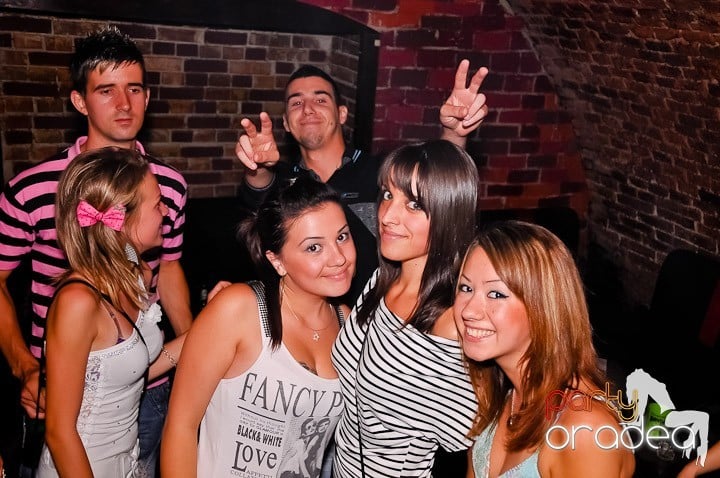 Petrecerea de joi seara din Escape, 